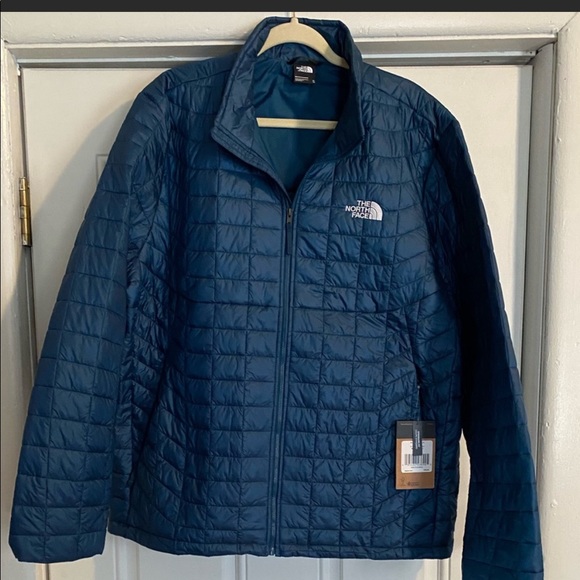 Selling Mens North Face Thermoball Light weight jacket. - Picture 2 of 6